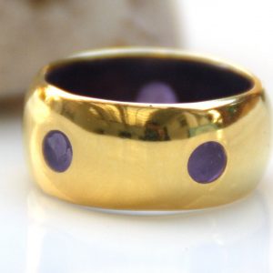 טבעת בומביי עם עיגולים סגולים